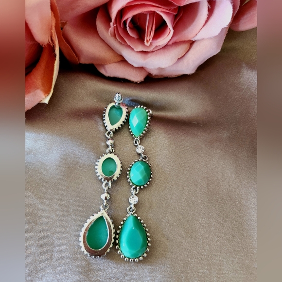 Earrings emerald green with sparkling stones - Picture 3 of 3